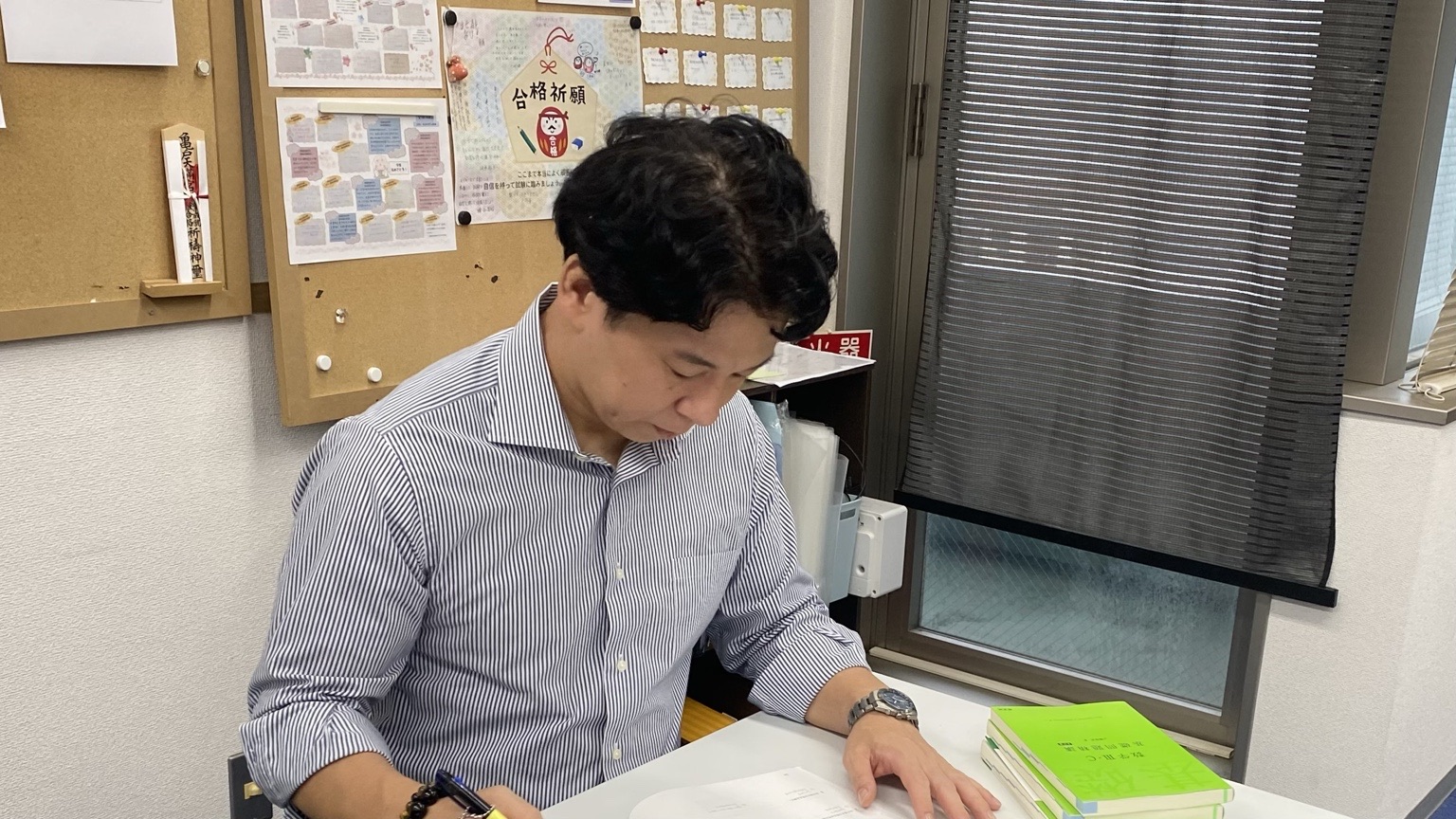 机で資料を見ながら作業するオンライン家庭教師REVIA代表 原田靖也