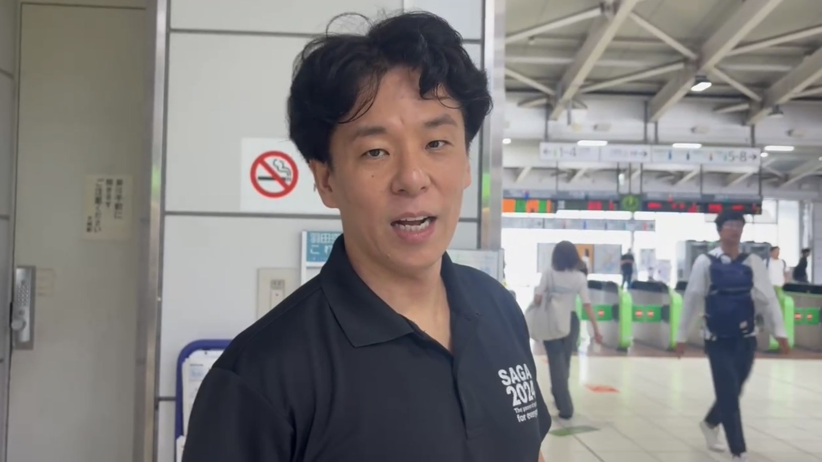 駅で話すオンライン家庭教師REVIA代表 原田靖也